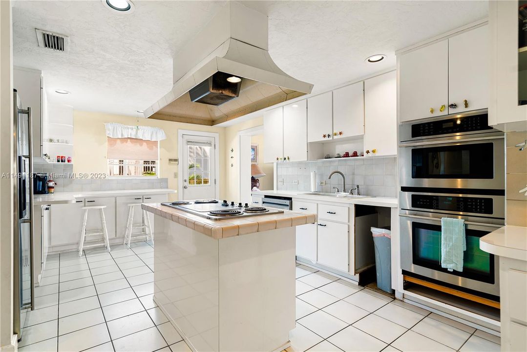 Recently Sold: $2,499,000 (5 beds, 3 baths, 3898 Square Feet)