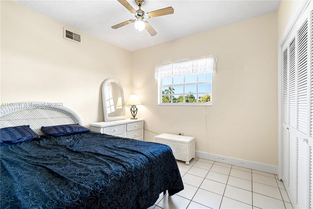 Recently Sold: $2,499,000 (5 beds, 3 baths, 3898 Square Feet)