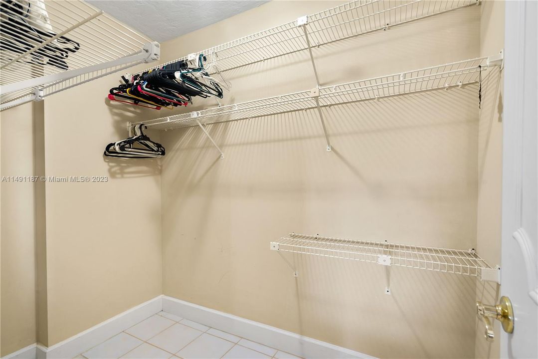 Recently Sold: $2,499,000 (5 beds, 3 baths, 3898 Square Feet)