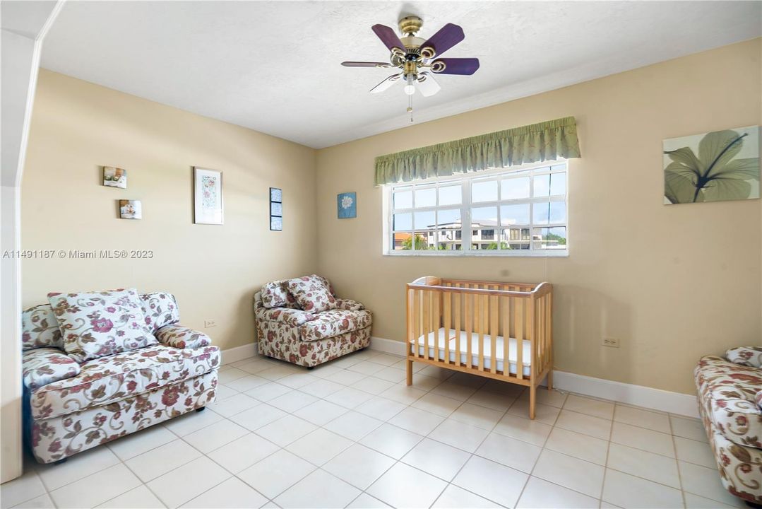 Recently Sold: $2,499,000 (5 beds, 3 baths, 3898 Square Feet)