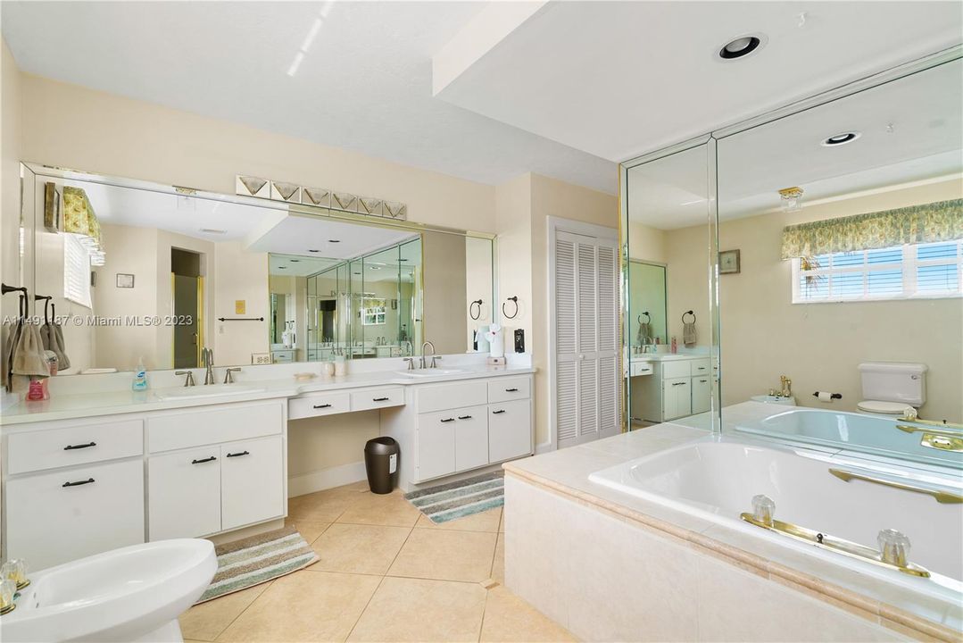 Recently Sold: $2,499,000 (5 beds, 3 baths, 3898 Square Feet)