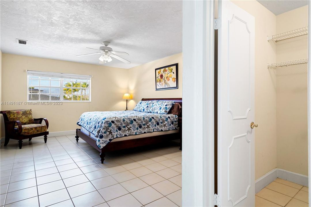 Recently Sold: $2,499,000 (5 beds, 3 baths, 3898 Square Feet)