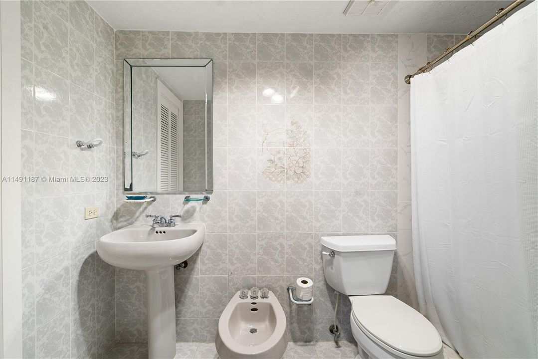 Recently Sold: $2,499,000 (5 beds, 3 baths, 3898 Square Feet)