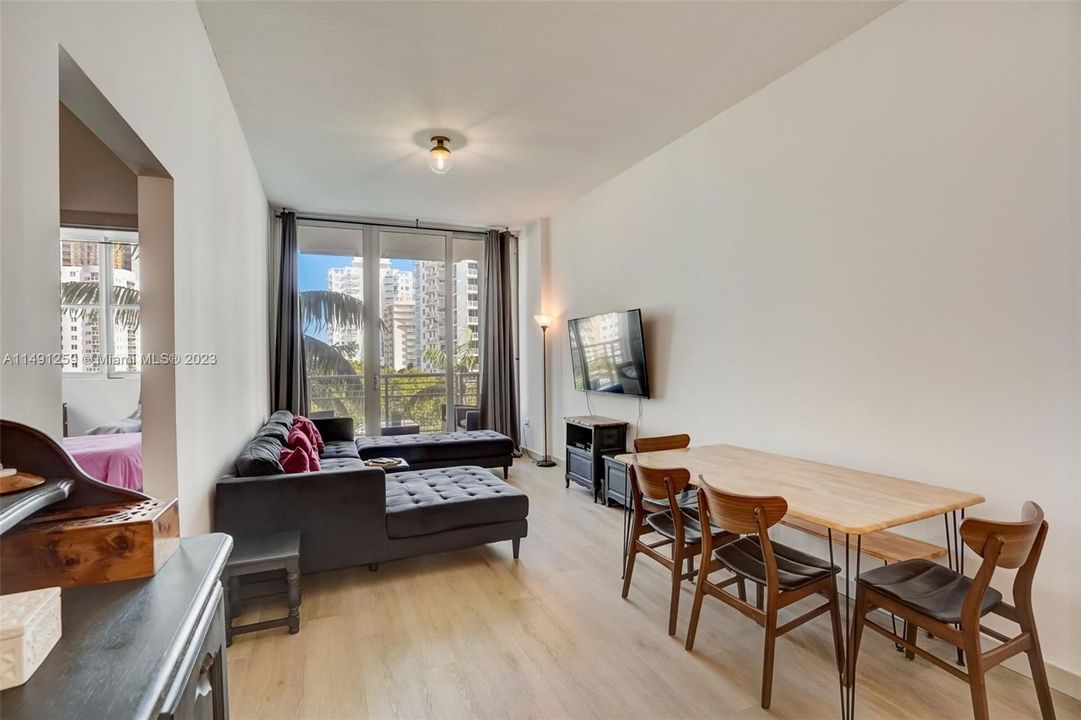 Recently Sold: $550,000 (2 beds, 2 baths, 1123 Square Feet)