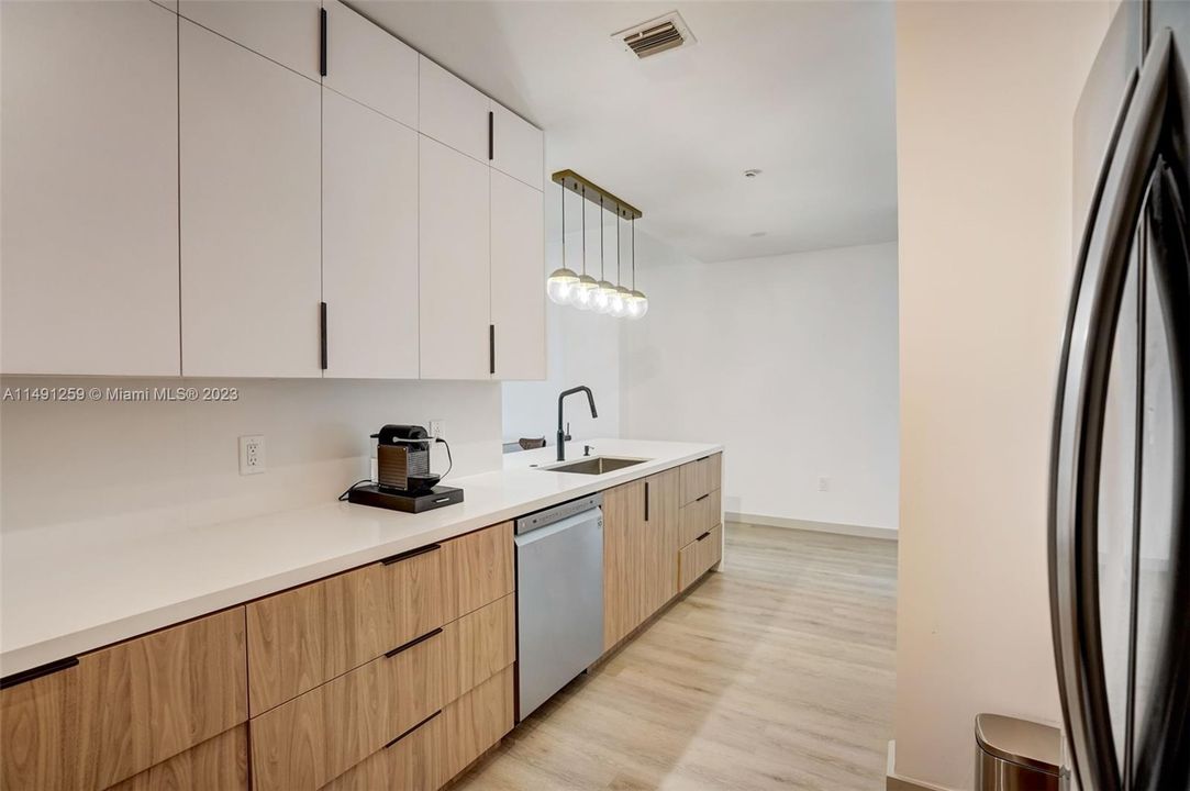 Recently Sold: $550,000 (2 beds, 2 baths, 1123 Square Feet)