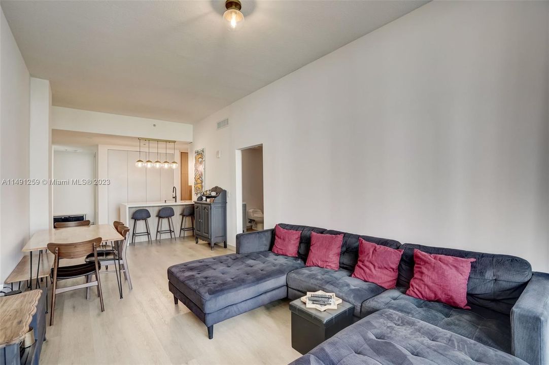 Recently Sold: $550,000 (2 beds, 2 baths, 1123 Square Feet)
