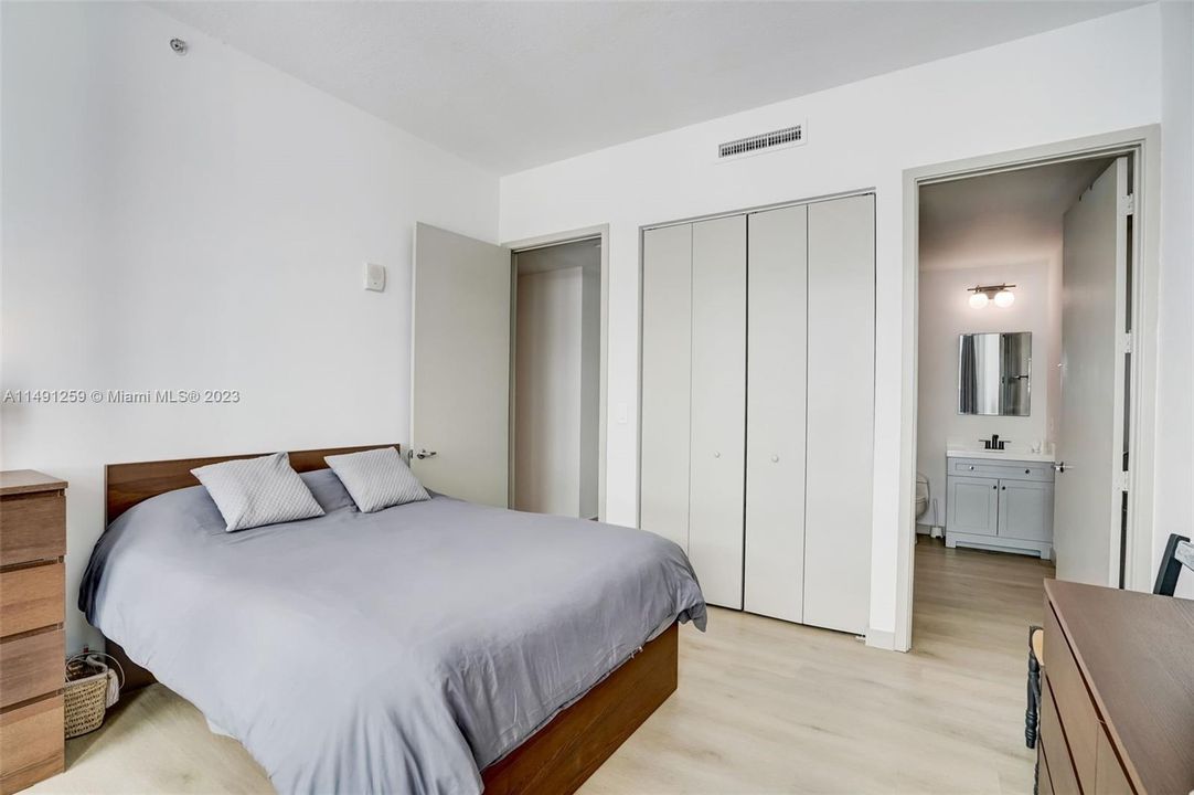 Recently Sold: $550,000 (2 beds, 2 baths, 1123 Square Feet)