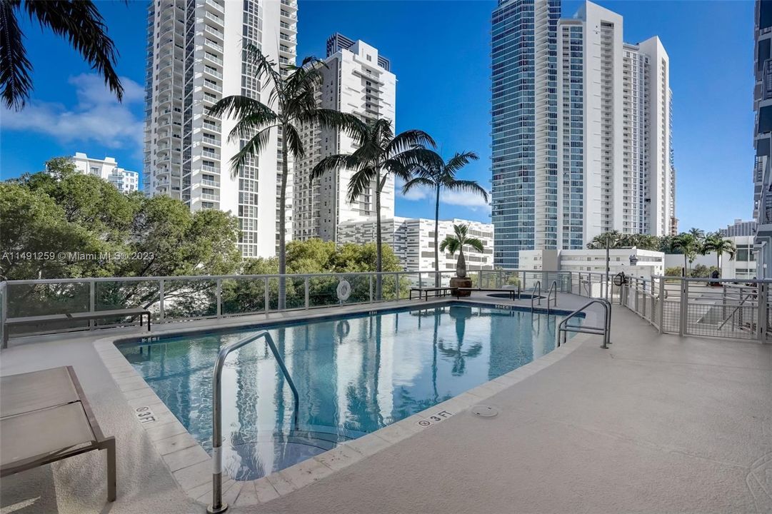 Recently Sold: $550,000 (2 beds, 2 baths, 1123 Square Feet)