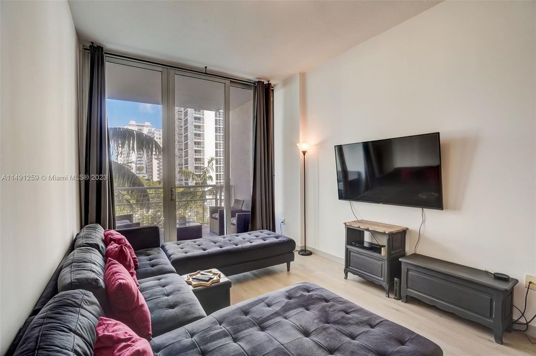 Recently Sold: $550,000 (2 beds, 2 baths, 1123 Square Feet)