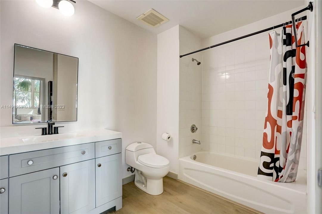 Recently Sold: $550,000 (2 beds, 2 baths, 1123 Square Feet)