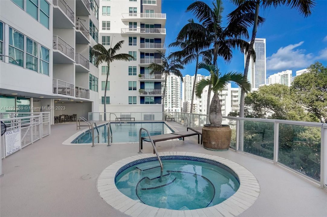 Recently Sold: $550,000 (2 beds, 2 baths, 1123 Square Feet)