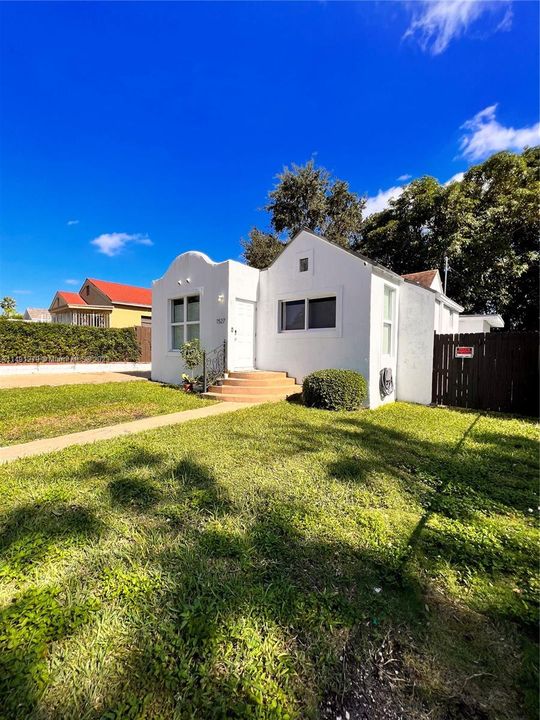 Recently Sold: $800,000 (4 beds, 3 baths, 1682 Square Feet)