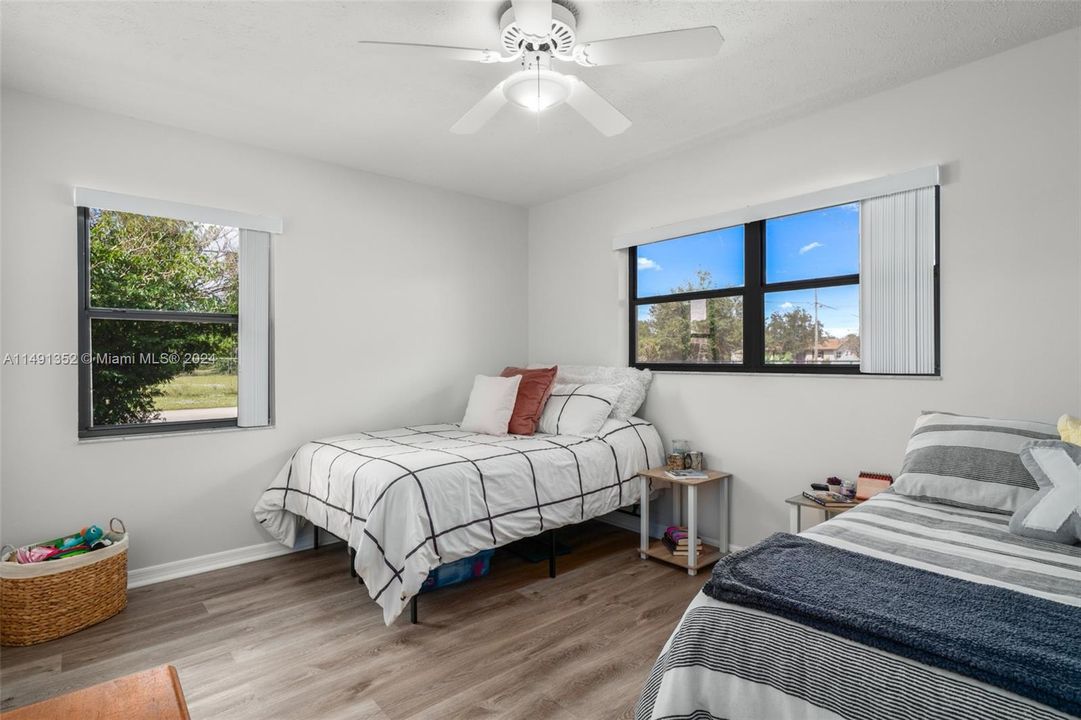 Recently Sold: $325,000 (3 beds, 2 baths, 1974 Square Feet)