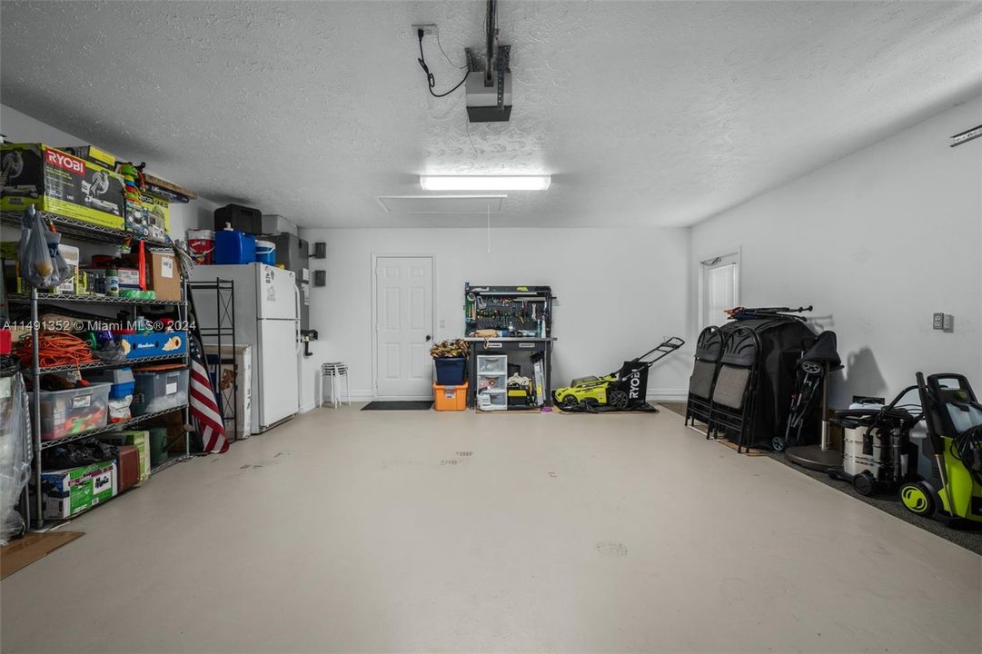 Recently Sold: $325,000 (3 beds, 2 baths, 1974 Square Feet)