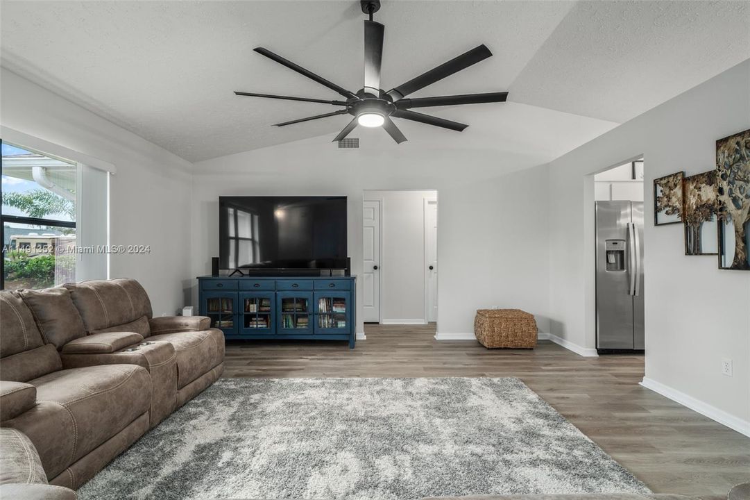 Recently Sold: $325,000 (3 beds, 2 baths, 1974 Square Feet)