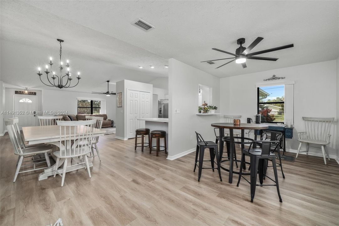 Recently Sold: $325,000 (3 beds, 2 baths, 1974 Square Feet)