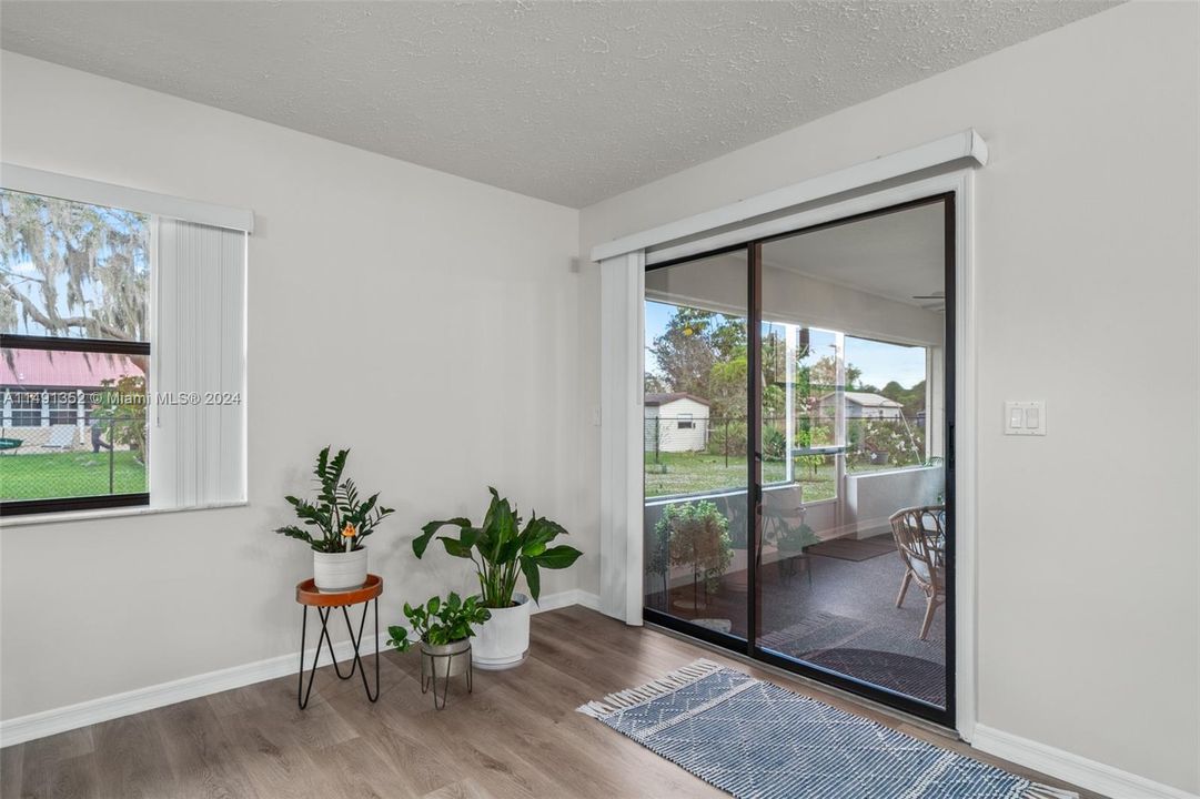 Recently Sold: $325,000 (3 beds, 2 baths, 1974 Square Feet)