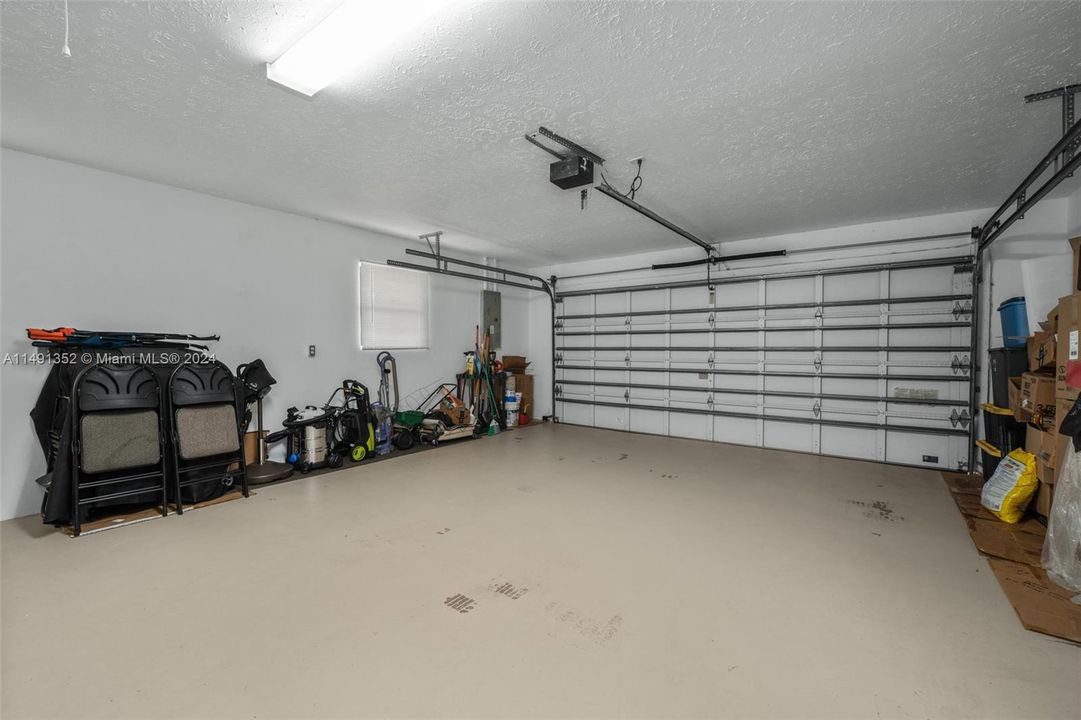 Recently Sold: $325,000 (3 beds, 2 baths, 1974 Square Feet)