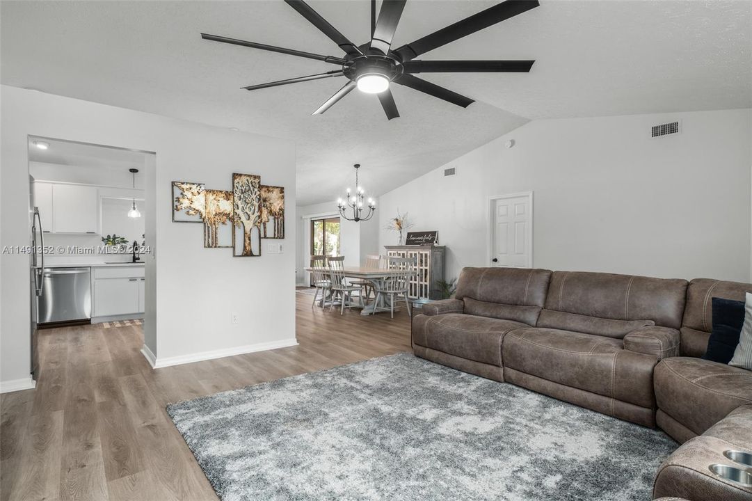 Recently Sold: $325,000 (3 beds, 2 baths, 1974 Square Feet)