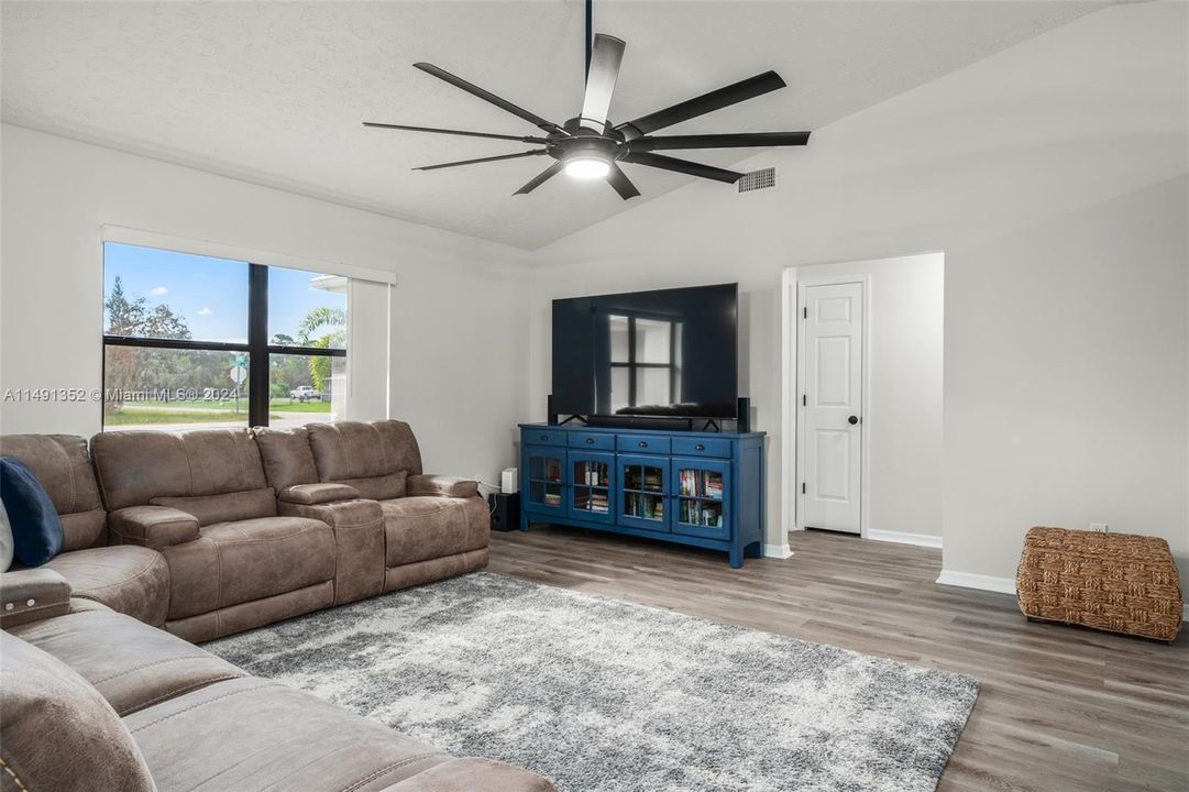 Recently Sold: $325,000 (3 beds, 2 baths, 1974 Square Feet)