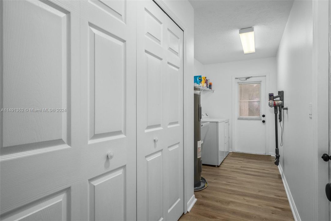 Recently Sold: $325,000 (3 beds, 2 baths, 1974 Square Feet)