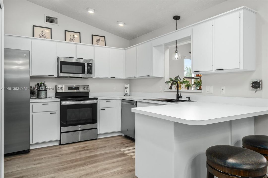 Recently Sold: $325,000 (3 beds, 2 baths, 1974 Square Feet)