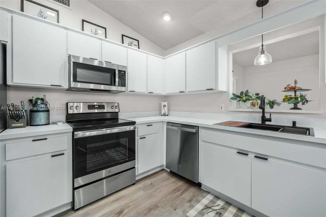 Recently Sold: $325,000 (3 beds, 2 baths, 1974 Square Feet)