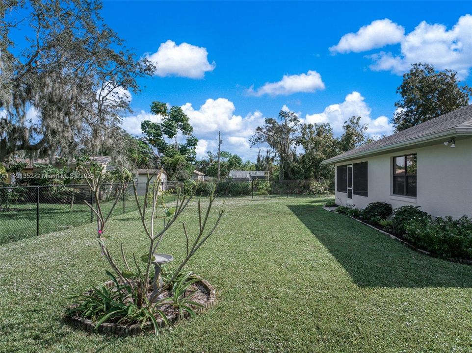 Recently Sold: $325,000 (3 beds, 2 baths, 1974 Square Feet)