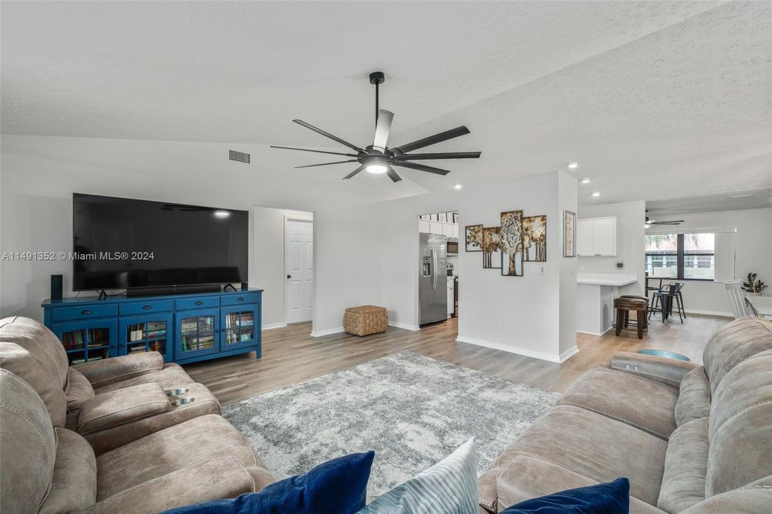 Recently Sold: $325,000 (3 beds, 2 baths, 1974 Square Feet)