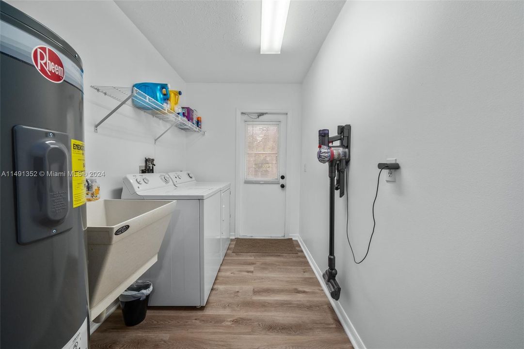 Recently Sold: $325,000 (3 beds, 2 baths, 1974 Square Feet)