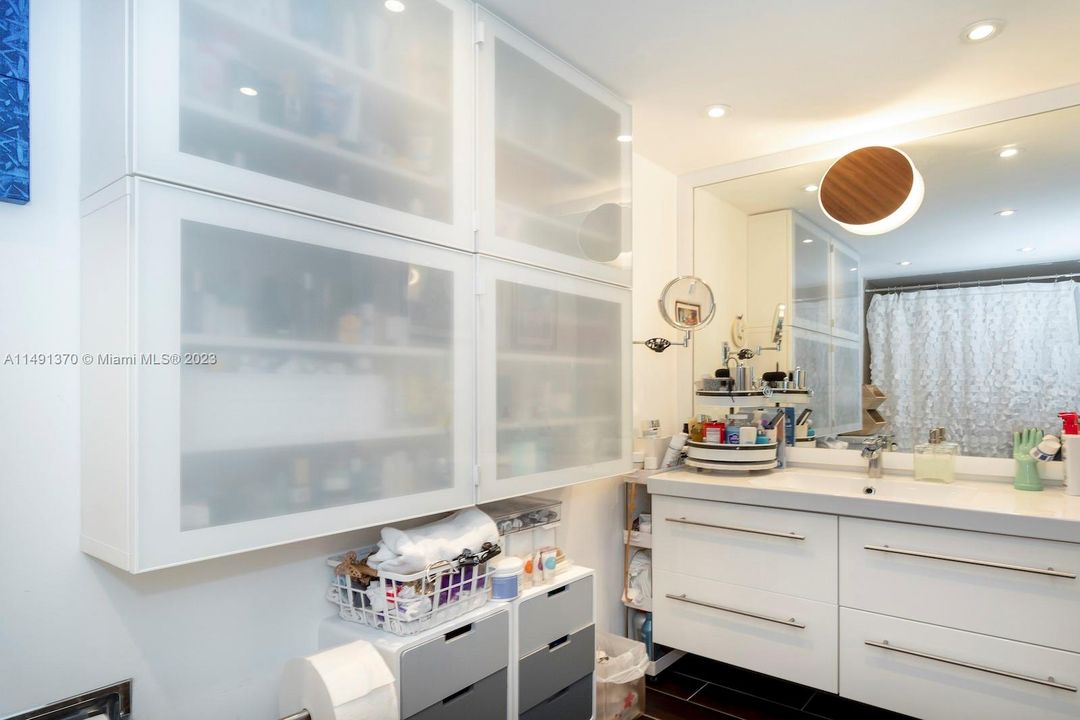 Recently Rented: $5,650 (2 beds, 3 baths, 2320 Square Feet)