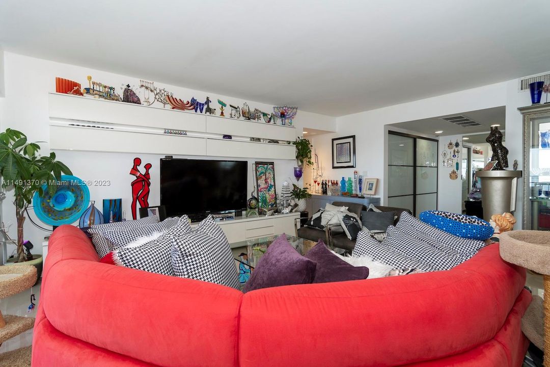 Recently Rented: $5,650 (2 beds, 3 baths, 2320 Square Feet)