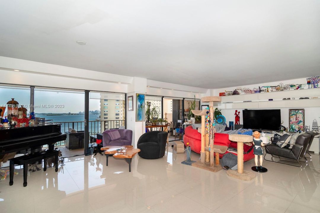 Recently Rented: $5,650 (2 beds, 3 baths, 2320 Square Feet)