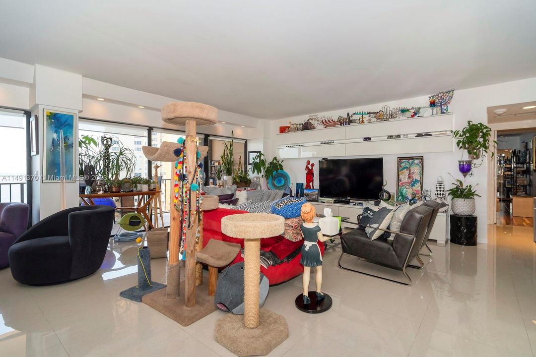 Recently Rented: $5,650 (2 beds, 3 baths, 2320 Square Feet)