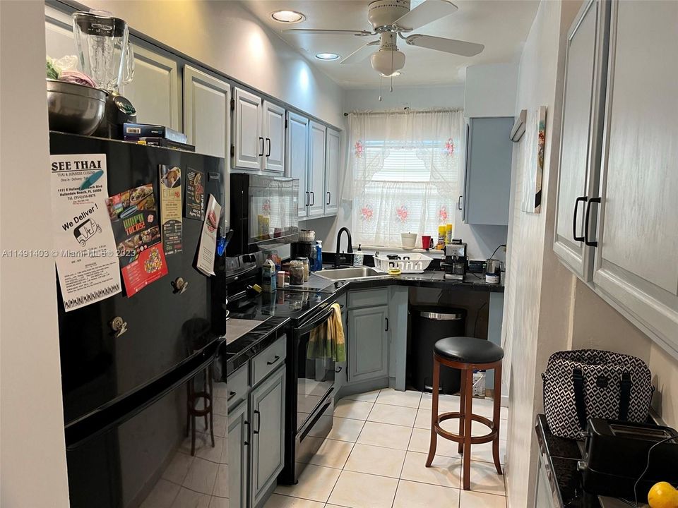 For Sale: $164,900 (1 beds, 1 baths, 736 Square Feet)