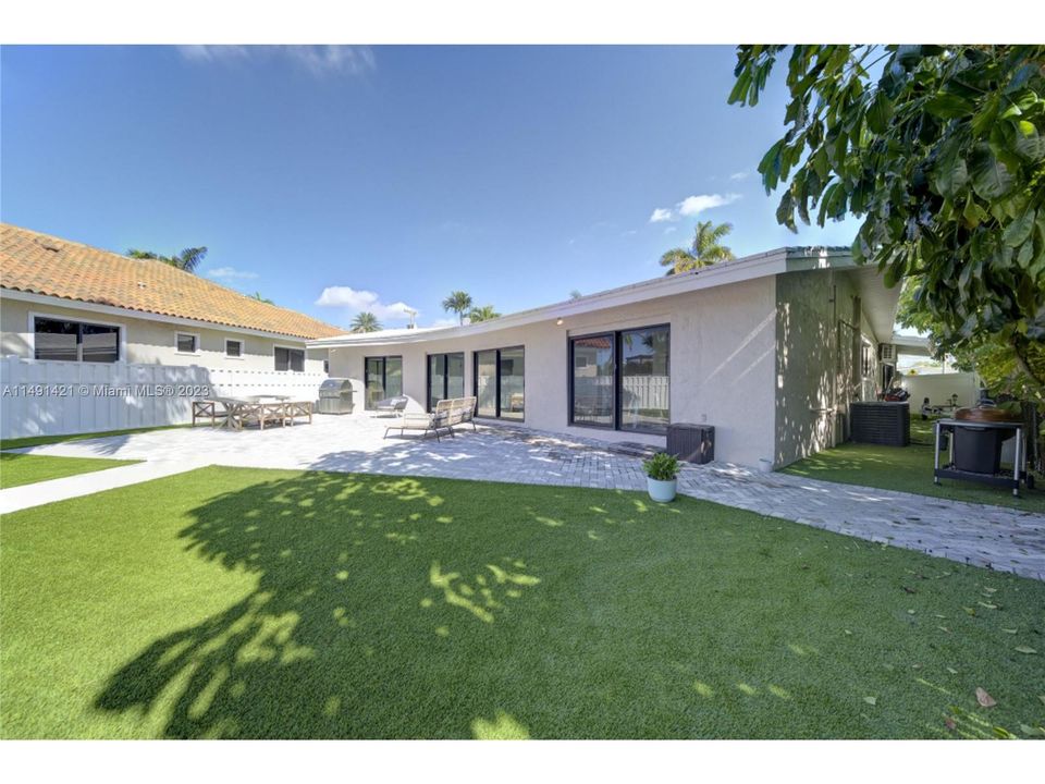 Недавно продано: $1,950,000 (3 спален, 2 ванн, 1604 Квадратных фут)