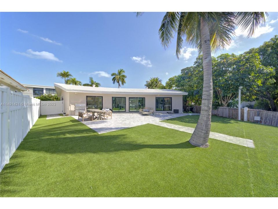 Недавно продано: $1,950,000 (3 спален, 2 ванн, 1604 Квадратных фут)