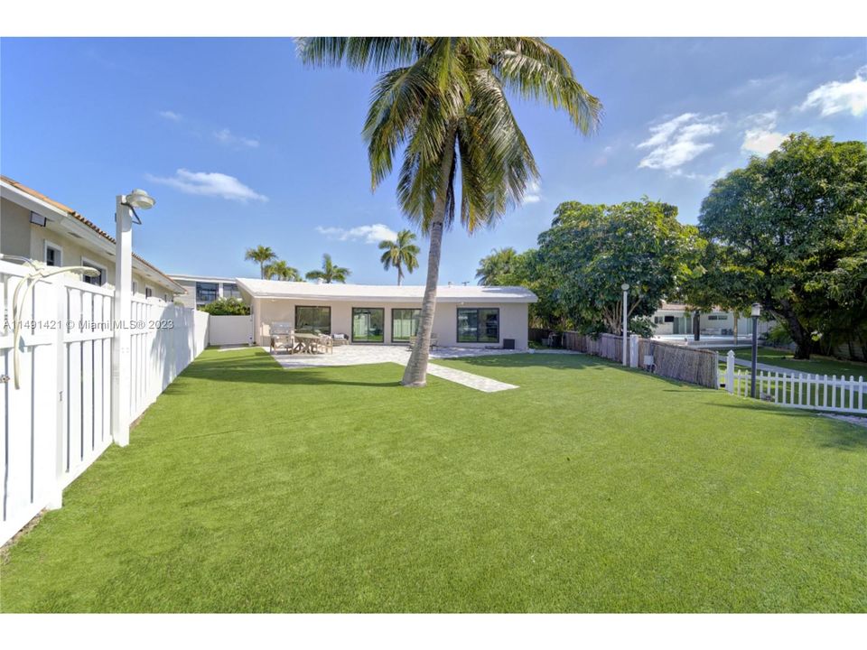 Недавно продано: $1,950,000 (3 спален, 2 ванн, 1604 Квадратных фут)