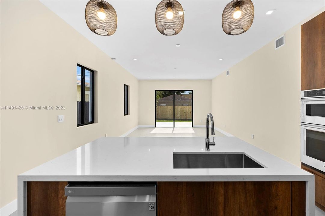 Recently Sold: $699,900 (4 beds, 2 baths, 1833 Square Feet)