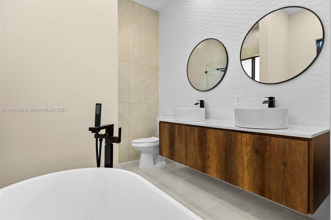 Recently Sold: $699,900 (4 beds, 2 baths, 1833 Square Feet)