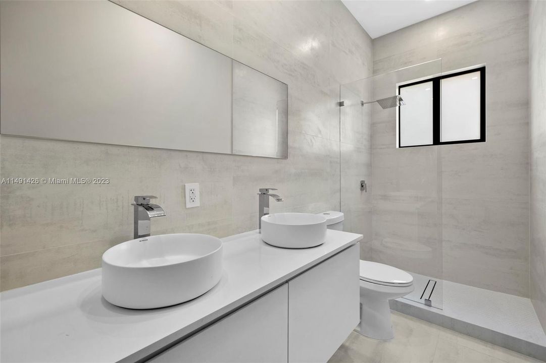 Recently Sold: $699,900 (4 beds, 2 baths, 1833 Square Feet)