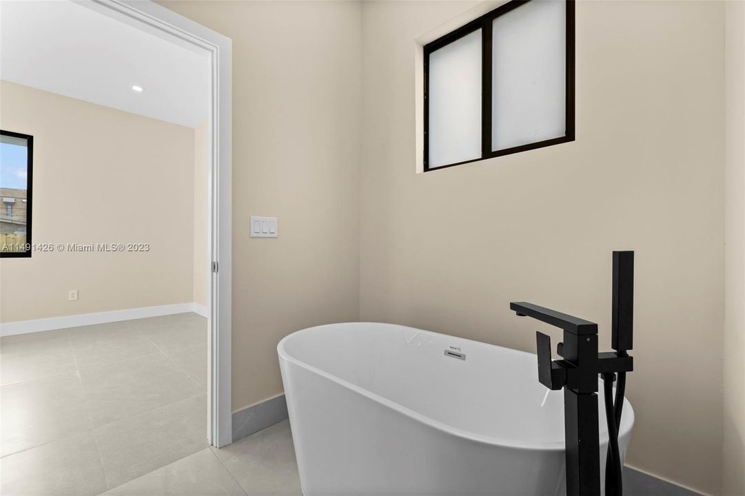 Recently Sold: $699,900 (4 beds, 2 baths, 1833 Square Feet)