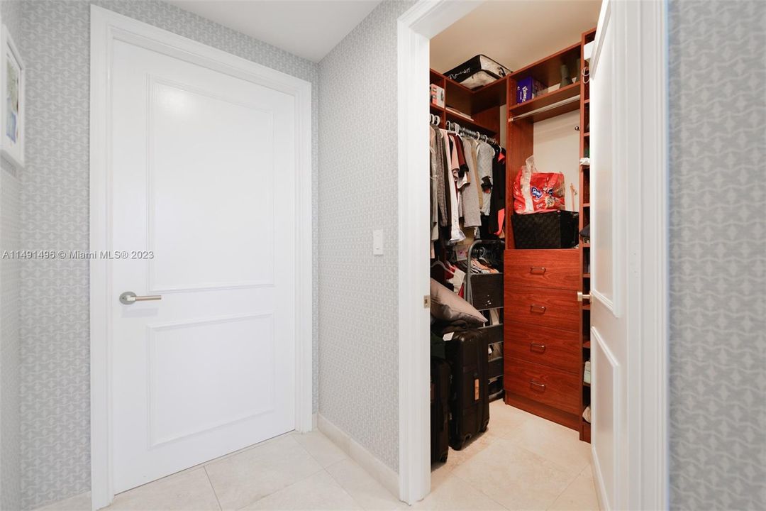 Recently Sold: $895,000 (1 beds, 1 baths, 1057 Square Feet)