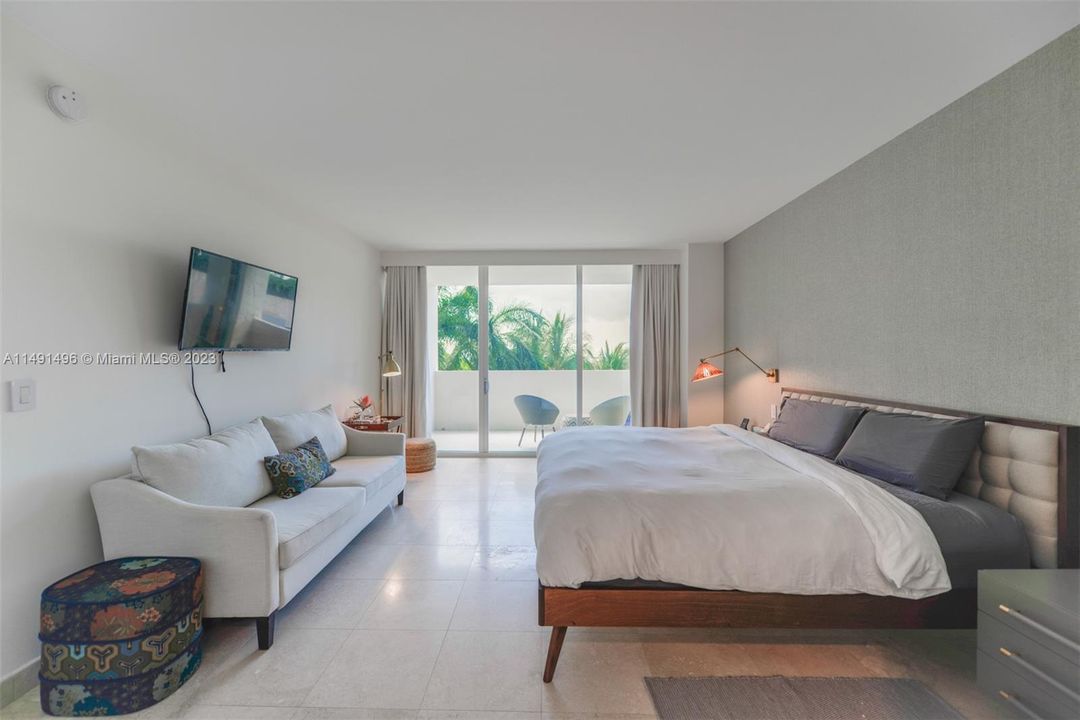 Recently Sold: $895,000 (1 beds, 1 baths, 1057 Square Feet)