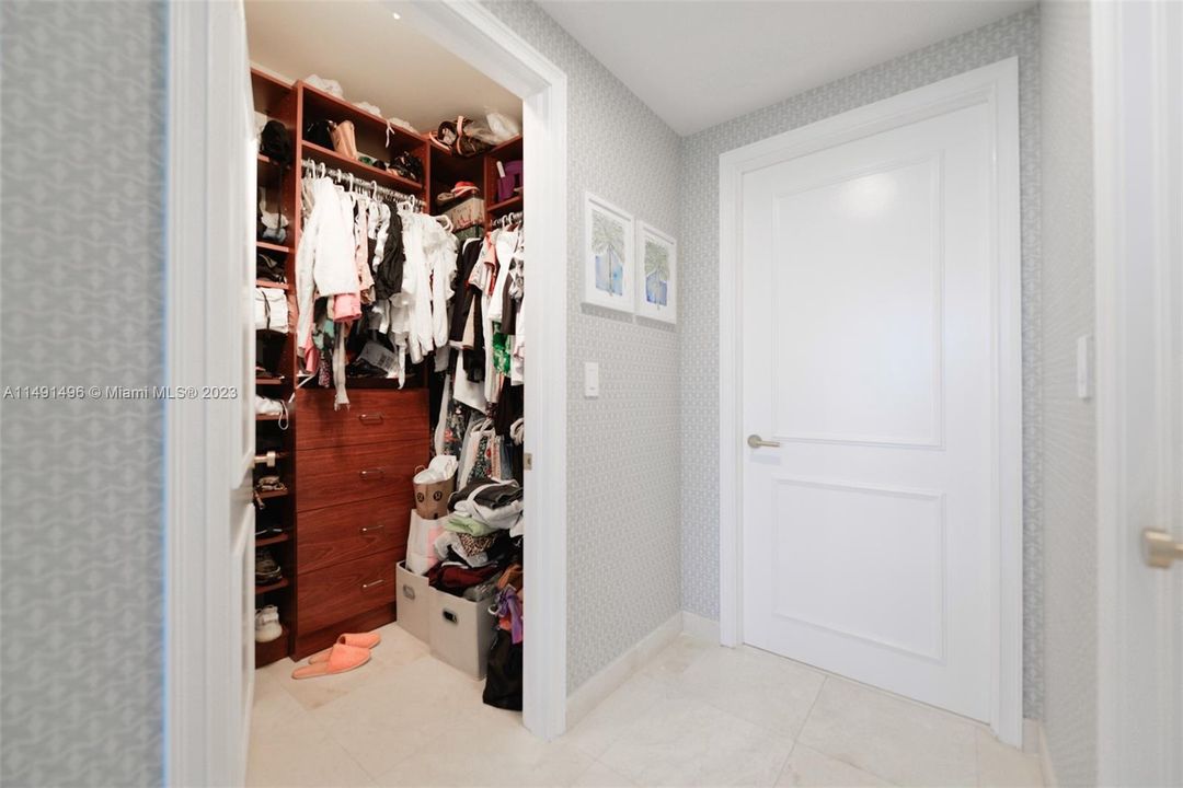 Recently Sold: $895,000 (1 beds, 1 baths, 1057 Square Feet)