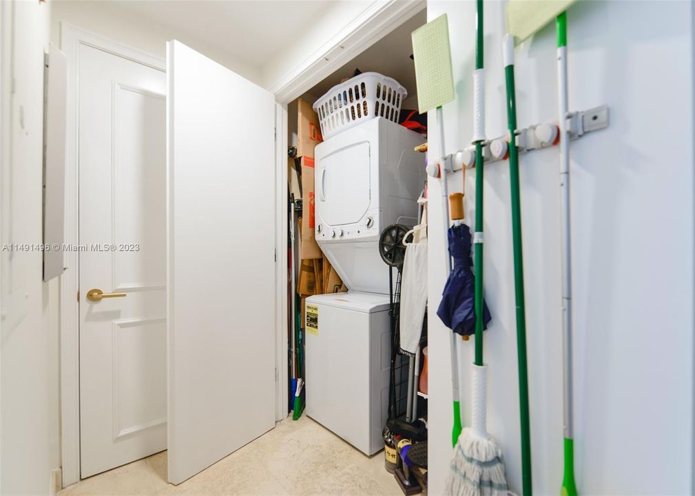 Recently Sold: $895,000 (1 beds, 1 baths, 1057 Square Feet)