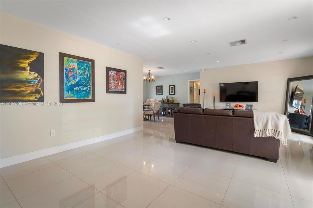 Недавно продано: $1,199,000 (4 спален, 2 ванн, 2126 Квадратных фут)