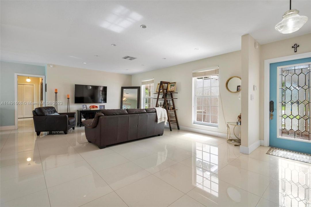 Недавно продано: $1,199,000 (4 спален, 2 ванн, 2126 Квадратных фут)