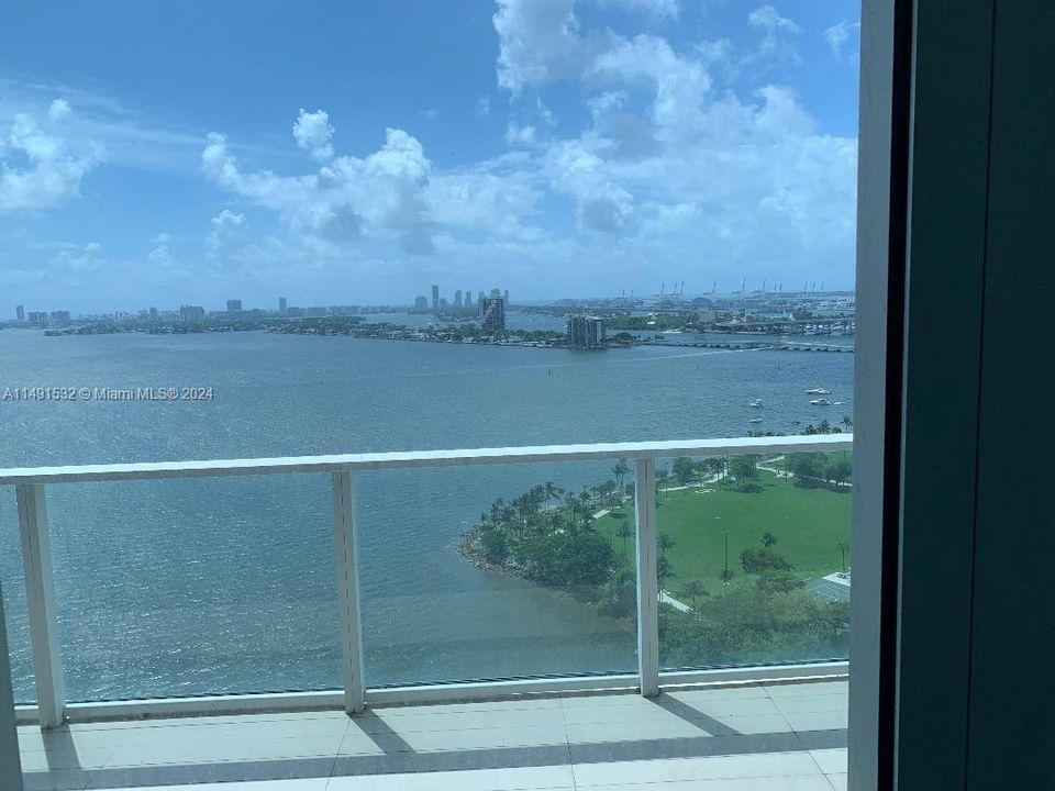 最近售出: $999,999 (2 贝兹, 2 浴室, 1147 平方英尺)