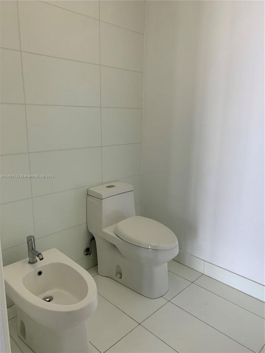 最近售出: $999,999 (2 贝兹, 2 浴室, 1147 平方英尺)